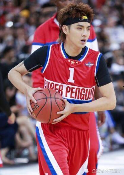 身高135的篮球明星,矮小身材下的篮球传奇”
