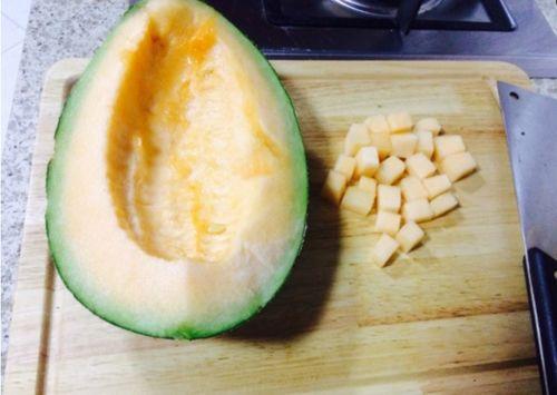 吃哈密瓜尿频吗,哈密瓜引发尿频？揭秘水果中的“利尿高手”